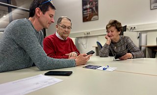 Dozent Jürgen Hügle (v. l.) führt durch die vhs-Sprechstunde. Hier erklärt er Siegfried und Christa Steil die Nutzungsmöglichkeiten eines QR-Codes. - Danielle Dörsing