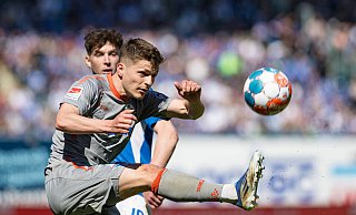 Florent Muslija (l.), der hier vor dem Rostocker Haris Duljevic an den Ball kommt, war in der ersten Hälfte einer der Aktivposten auf Paderborner Seiten. - Imago Images