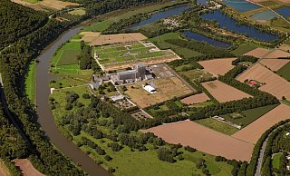 Das Luftbild zeigt den Standort des ehemaligen Kernkraftwerkes. Groß ist die 60 Meter hohe Hülle des ehemaligen Reaktorgebäudes zu sehen. - BGZ