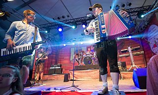 Gemeinsame Stimmungsmacher: Roland Filbinger (v.l.) am Keyboard mit Thomas Mader an der Quetschn von der Oktoberfestband Aischzeit. - Noah Wedel