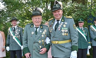 Mit 19 Jahren trat Willi Altemeier der St.-Johannes-Schützenbruderschaft Stukenbrock bei, jetzt ist er 84 Jahre alt und wurde auf dem Schützenwochenende für 65-jährige Mitgliedschaft geehrt, hier mit Oberst Kai Schmidt. - Sibylle Kemna