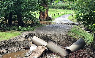 Der Bach wurde ein reißender Fluss und riss Teile des Weges mit sich. Foto: Tierpark Sababurg - Tierpark Sababurg