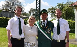 Das Schützenkönigspaar Jürgen und Margit Dahl freut sich mit ihren Söhnen Patrick und Dominik über die nun endgültig gesicherte Königswürde. - Brigitta Wieskotten