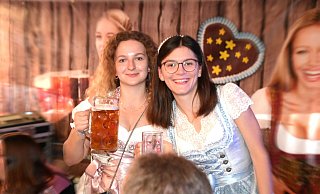 Viele Gäste kamen im typischen Oktoberfest-Outfit. - Thomas Kube