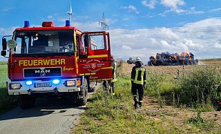 Die Feuerwehr lässt die Strohballen kontrolliert abbrennen. - Feuerwehr Bad Wünnenberg