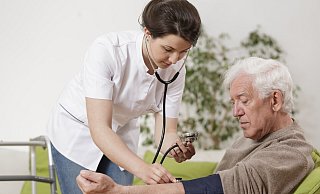 Der Fachkräftemangel wird immer größer, gleichzeitig steigt die Zahl der zu Pflegenden jährlich um 7.000 bis 8.000 . Das System ambulante Pflege gerät immer mehr unter Druck. - Katarzyna Bialasiewicz photographee.eu