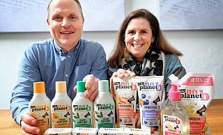 Jessie (47) und Sebastian Wölke (44) haben einige Jahre in England gelebt, mittlerweile sind sie mit ihren zwei Kindern nach Gütersloh gezogen. Von ihr managen sie ihre Marke "no planet b" - Andreas Frücht