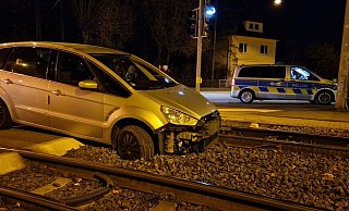 Statt der Fahrbahn für Auto zu folgen, fuhr der 44-Jährige den Gleisen der Stadtbahn hinterher und fuhr sich fest. - Polizei