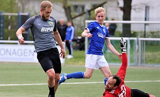 Die Dornberger mit Doppeltorschütze Lennart Versick überspringt die Hürde in Bruchmühlen leicht, Torhüter Robin Rentz verhindert sogar noch Schlimmeres. - Niklas Gessat