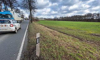 Zwischen dem Acker recht im Bild, der bebaut werden soll, und der Gütersloher Straße zieht sich eine Allee hoher Linden. Ein Teil soll gefällt werden, um auf der B61 Zufahrten zu einem neuen Gewerbegebiet anlegen zu können. - Andreas Zobe