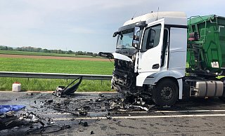 Der Fahrer des Sattelzugs war am Vormittag auf der B 482 in Richtung Porta Westfalica unterwegs, als es zu dem Zusammenstoß kam. Die Zugmaschine wurde erheblich beschädigt. - Polizei Minden-Lübbecke