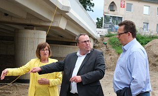 Petra Beckefeld (v.l.), Oliver Krischer und Stefan Schwartze im Gespräch auf der Flutmulden-Brückenbaustelle. - Ulf Hanke