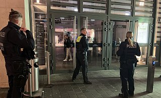 Die Polizei steht vor dem geschlossen Loom, drei Jugendliche stehen drinnen und kommen nicht raus. - Simon Schulz