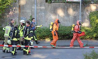 Die Spezialisten der Feuerwehr Herford untersuchten die verdächtige Flüssigkeit am Güterwaggon. - Ulf Hanke