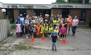 Hinter den Vertreterinnen und Vertretern des Elternbeirats um Pardis Schellenberg, Franziska Vogt, Same Baysal, Katharina Müller-Spirawski und Sandra Olschowski stehen geschlossen die weiteren Eltern und Kinder der Kita. Seit vier Jahren ist ihre Einrichtung eine Dauerbaustelle. - Katharina Eisele