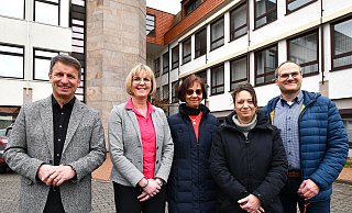 Landrat Michael Stickeln(v.l.), Diana Kohaupt (Leiterin der Abteilung Soziale Dienste des Kreises Höxter), Anja Schaefers (Leiterin der Abteilung Vormundschaften und Betreuungen des Kreises Höxter), Silke Merkel (Leiterin der Abteilung Soziale Dienste des Kreises Höxter) und Daniel Schmereim (Leiter der Abteilung Interne Dienstleistungen und Gebäude). - Kreis Höxter