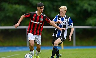 Arminias Jan Luka Kollmeier attackiert den ballführenden Leverkusener Arda Suene. Foto: Starke - Thomas F. Starke