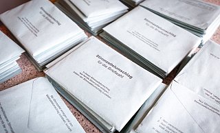 Obwohl erst am 26. September Wahltag ist, haben schon jetzt viele Bürger ihre Kreuze gemacht. Die Briefwahl wird in Corona-Zeiten intensiv genutzt. - Niklas Tüns