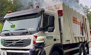 Wie jetzt in der Bielefelder Innenstadt musste auch im August 2020 der Inhalt eines brennenden Müllfahrzeugs von der Feuerwehr gelöscht werden. - Andreas Zobe