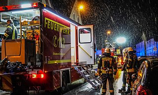 Ein Kellerbrand ruft am Samstagabend die Einsatzkräfte nach Gadderbaum. - Paul Brinkmann
