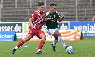Allan Firmino Dantas (r.) war einer der schnellen Spieler des FC Gütersloh, der gegen Tabellenführer Bövinghausen eine Galavorstellung ablieferte. - Jens Dünhölter