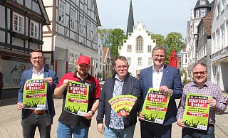 Brakels Allgemeiner Vertreter Alexaner Kleinschmidt (v. l.), Werbering-Vorstand Markus Härmens und Bernhard Fischer sowie Sponsorvertreter Dominik Reineke und Werberingvorsitzender Rainer Schäfers freuen sich schon auf das diesjährige Brakeler Frühlings-Stadtfest. - Burkhard Battran Brakels Allgemeiner Vertreter Alexaner Kleinschmidt (v. l.), Werbering-Vorstand Markus Härmens und Bernhard Fischer sowie Sponsorvertreter Dominik Reineke und Werberingvorsitzender Rainer Schäfers freuen sich schon auf das diesjährige Brakeler Frühlings-Stadtfest. - Burkhard Battran