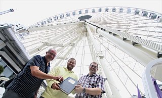 Mit den Unterlagen zur Abnahme am "Europarad" von Willi Kipp (Mitte) sind Marktmeister Matthias Amediek (r.) und Bernd Rosenberger, stellvertretender Leiter des Bauordnungsamtes, zufrieden. - Rajkumar Mukherjee
