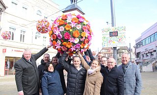 Beteiligte und Sponsoren präsentieren die Blumenbälle für die Innenstadt. - Burkhard Battran