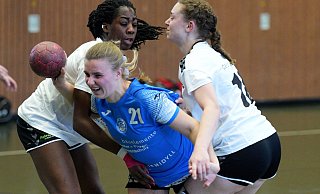 Brakes Kristin Meier (Mitte) bekommt es in der neuen Saison zwar nicht mit den Jöllenbeckerinnen Hope Agwunedu und Lotta Heidemann (r.) zu tun, wohl aber mit dem Abstiegskampf in der Landesliga-Staffel 1. - Peter Unger