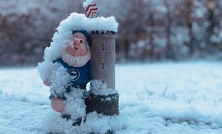 In diesem Bielefelder Garten bedeckt der Schnee einen Gartenzwerg. - Eike J. Horstmann