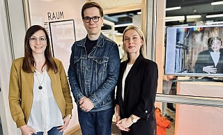 Der erste #Tapetenwechsel in der Friedenstraße: Die City-Managerinnen Desirée Lukowski (l.) und Julia Neuhaus sowie HSBI-Dozent Adrian Sauer von der Foto-Fakultät bei der Eröffnung der Ausstellung "Zwischenraum". - Stefan Becker