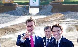 Der nordrhein-westfälische Ministerpräsident Hendrik Wüst (CDU), Frank Dudda, Aufsichtsratsvorsitzender der Emschergenossenschaft, und Uli Paetzel, Vorstandsvorsitzender der Emschergenossenschaft, (v.l) weihen die neue Emschermündung in den Rhein ein. Bisher stürzt das Emscherwasser an einem Mündungsbauwerk in Dinslaken rund fünf Meter tief in den Rhein. Dadurch konnten Fische nicht stromaufwärts schwimmen. Mit der Renaturierung der Emscher wird der Höhenunterschied nun in einer Auenlandschaft sanft ausgeglichen, die Mündung wurde um rund 500 Meter nach Norden verlegt. - dpa