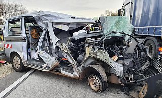 Der Transporter wurde auf der Beifahrerseite komplett bis zur B-Säule aufgerissen und zerstört. - FFW Breuna