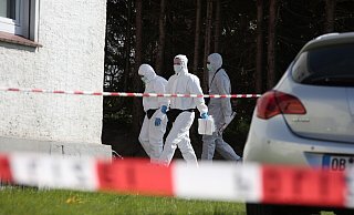 Mitarbeiter der Spurensicherung untersuchen das Haus in Hüffen nach dem Tötungsdelikt. - Gerald Dunkel