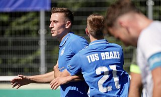 Das 1:0 für Brake ist gefallen: Torschütze Norick Epke jubelt gemeinsam mit seinem Kollegen Daniel Kuchorz (Nr. 21). - Peter Unger