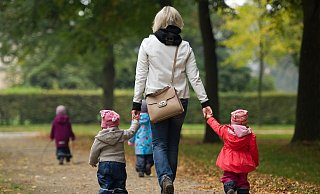 Tagesmütter kümmern sich oft um mehrere Kinder gleichzeitig - und sind eine willkommene Alternative zur klassischen Kita. In Löhne sollen ihre Arbeitsbedingungen nun deutlich verbessert werden. - picture alliance / ZB