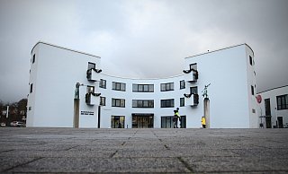 Wo sonst eine große Tanne den Findeisenplatz schmückte, herrscht in diesem Jahr gähnende Leere. Nur der Schmuck an der Musikschule erinnert an das bevorstehende Weihnachtsfest. - Felix Eisele