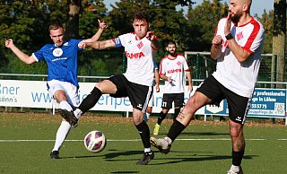 Gegen den SV Eidinghausen-Werste hat FT Dützen an diesem Tag keine Chance. Lennart Wehmhöner (l., SVEW), Dützens Kapitän Jean Jules Schumacher und Pedro Martins Costa (r.). - Ingo Büchel