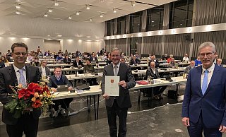 Markus Tempelmann (l.) ist ab 1. Januar Beigeordneter der Stadt Paderborn. Er löst als Finanzdezernent Bernhard Hartmann (r.) ab. Die Ernennungsurkunde überreichte Bürgermeister Michael Dreier. - Stadt Paderborn