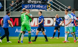 Während sich die Schalker über den Auswärtssieg freuen, ist Paderborns Kapitän Ron Schallenberg sichtlich bedient. - Besim Mazhiqi