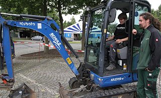 Manuel Kollmeier staunt, wie gut Niklas den Mini-Bagger steuern kann. - Klaus Frensing