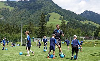 Ex-Profi Christian Strohdiek leitet auf der Sportanlage des SV Walchsee das Training im SCP-Kicker-Camp, an dem mehr als 60 Mädchen und Jungen teilnehmen. - SC Paderborn 07