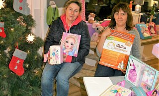 "Löwenmama" Susanne Saage (l.) freut sich über die Unterstützung von Diana Buthe, in deren Geschäft es vor allem Spielsachen aus der sogenannten "Topmodel"-Reihe als Geschenke zu kaufen gibt. - Winfried Gawandtka