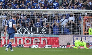 Arminia-Torwart Jonas Kersken kauert auf dem Boden, Maximilian Großer senkt den Kopf. Aus 60 Metern hat der Münchner Thore Jacobsen zum 1:0 für den TSV 1860 getroffen. Die DSC-Fans im Hintergrund sind entsetzt. - Oliver Krato