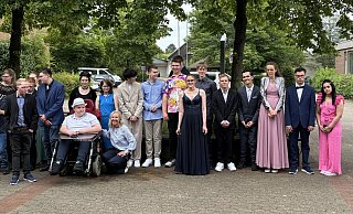 26 Schülerinnen und Schüler aus zwei Klassen haben gestern an der Schule am Weserbogen ihre Abschlusszeugnisse bekommen. Foto: Schule am Weserbogen - Elke Niedringhaus-Haasper