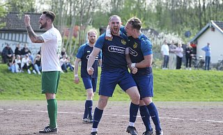 Zusammen mit Vitaliy Kulpa (Hintergrund) und Matti Becker (rechts) jubelt Yannick Jerrentrup über seinen Treffer für die Spvg. Heepen zum 2:0 gegen Oldentrup. - Peter Unger