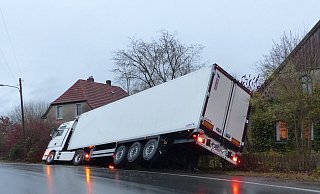 Dieser Lkw ist am Dienstag vor Waltraud Saegers Haus im Straßengraben gelandet. - Waltraud Saeger