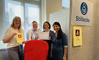 Große Freude bei den Kooperationspartnerinnen (v. l. n. r.): Maike Husemann und Stephanie Kosiek der ProFamilia-Beratungsstelle Bünde, Laura Wagner, Leiterin der Stadtbücherei und Gleichstellungsbeauftragte Lydia Ercan bei der Übergabe der Urkunde. - Danielle Dörsing
