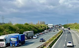 An der Abfahrt der A2 im Bereich Vennebeck staute sich der Verkehr am Dienstagvormittag bis weit über die eigentlich Abbiegespur hinaus. - Thomas Lieske
