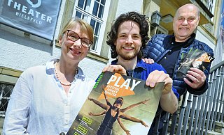 Sie sind froh, nach der Coronapause wieder ein analoges „Play!“-Festival mit „echten Begegnungen echter Menschen“ anbieten zu können: Theaterpädagogin Martina Breinlinger, Schauspieler Jan Hille und Intendant Michael Heicks (von links). - Barbara Franke